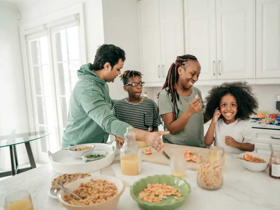 family-eating-healthy-the-ultimate-guide-to-healthy-meals-for-kids