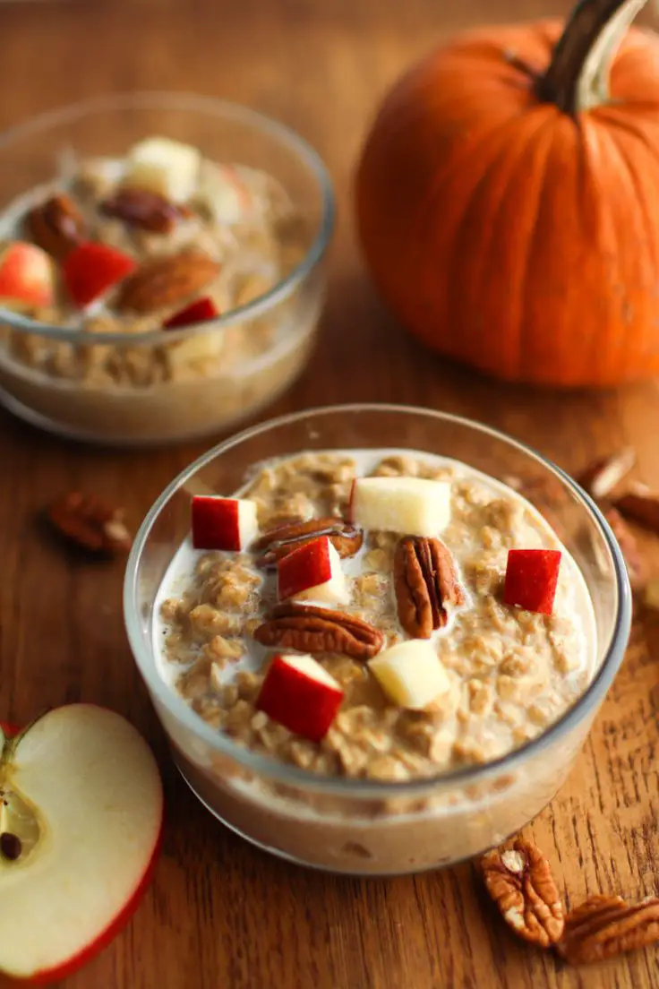 oatmeal-with-pumpkin-garnish-with-apple-and-date