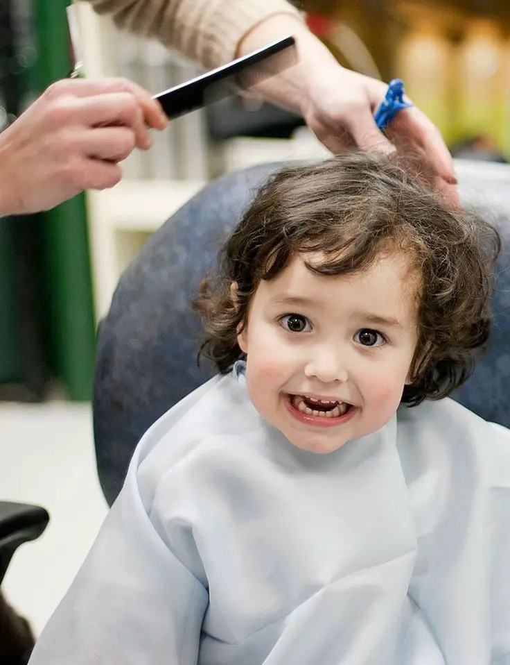 kid-singing-to-har-favorite-song-when-making-hair