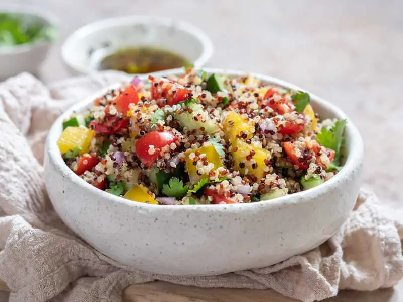 a-bowl-of-quinoa-salad-summer-meals-that-don't-heat-the-kitchen