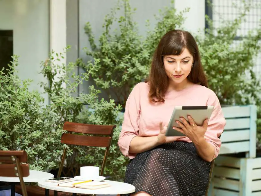mom-reading-article