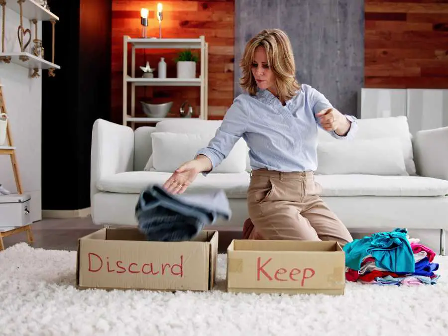 mom-decluttering-session-easy-schedule-for-busy-mom