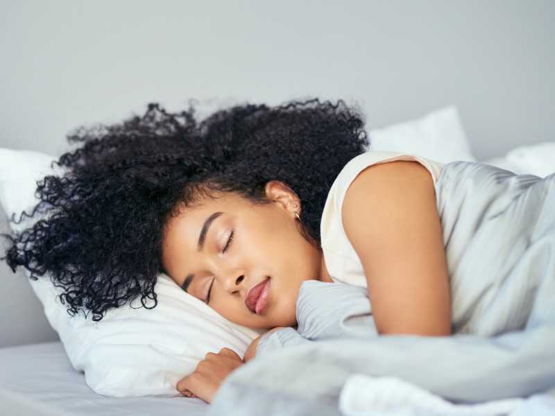 lady-sleeping-lower-to-ground-ways-on-how-to-make-your-bedroom-cooler-without-ac