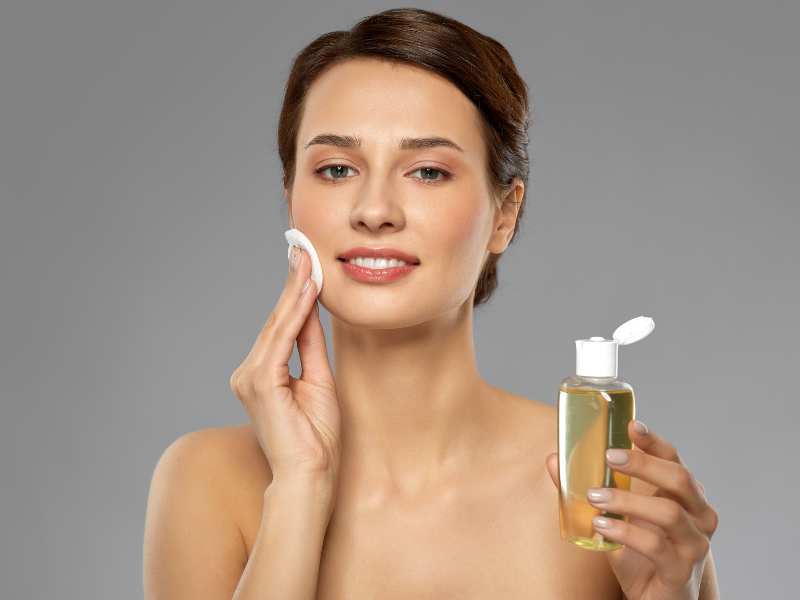 Lady-cleaning-her-face-with-a-cotton