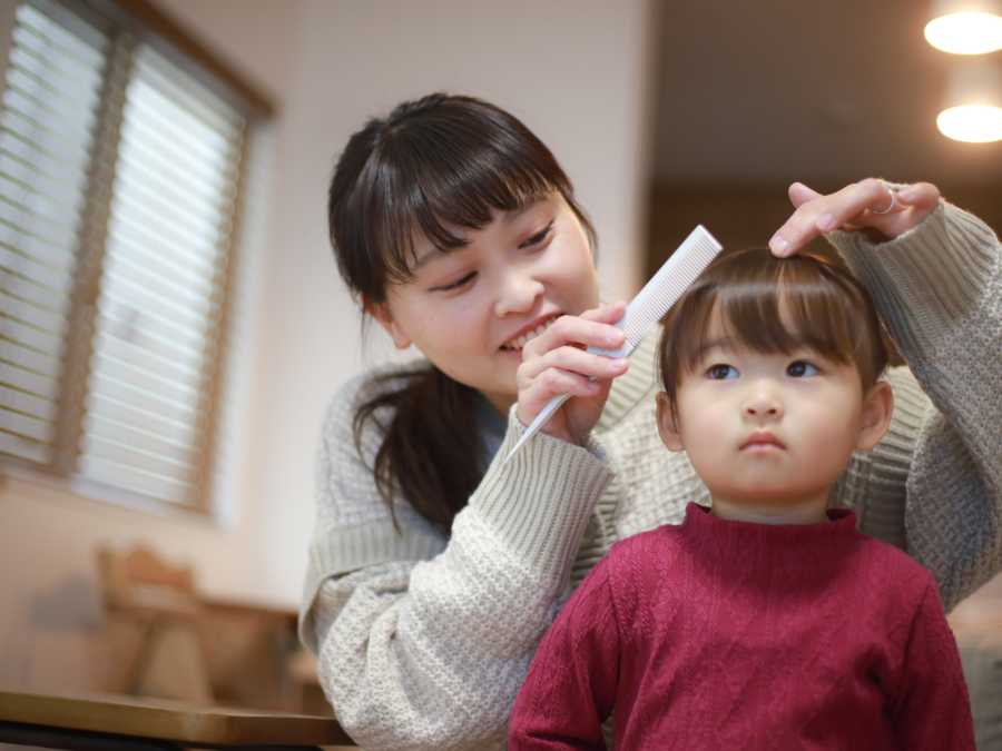 mom-talking-with-toddler