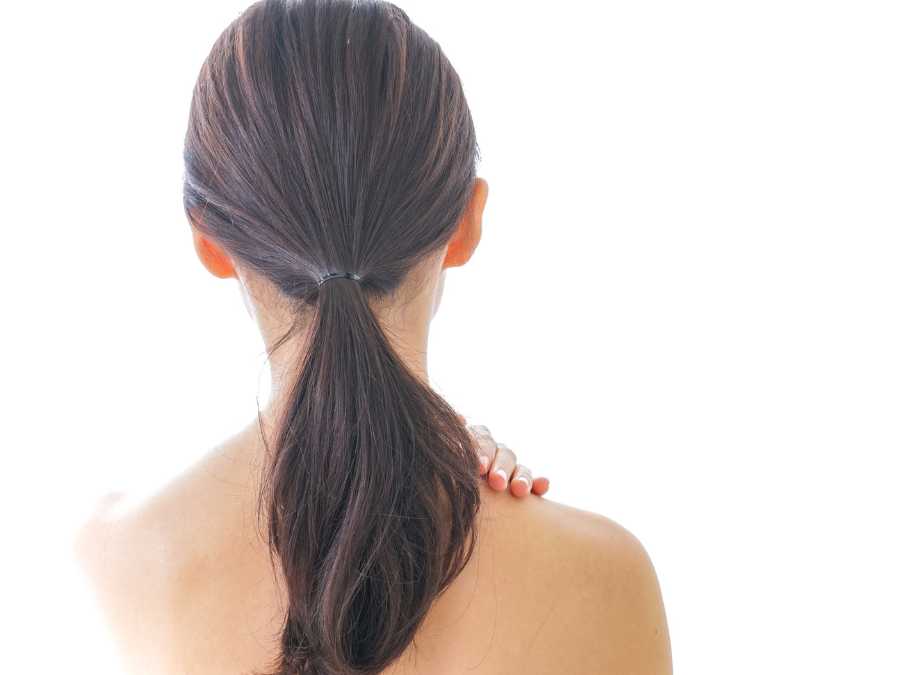 low-pony-tail-to-achieve-no-heat-hairstyle-for-mom-under-5-minute