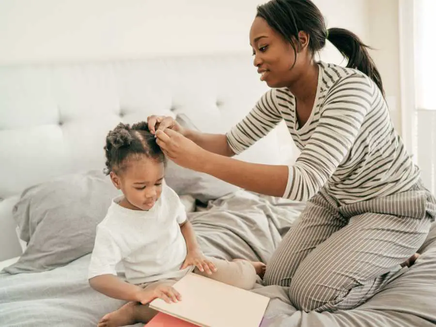 mom-making-toddler-hair-to-keep-toddler-hair-moisturized-in-summer