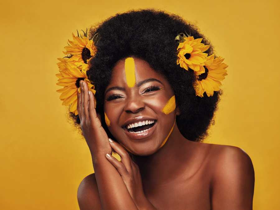 twisting-hair-with-fresh-flowers-wedding-hairdtyles-for-natural-hair