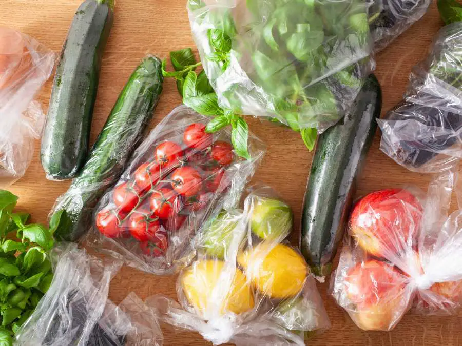 packaging-veggies-in-an-airtight-bag