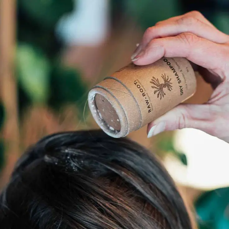 using-dry-shampoo-on-hair