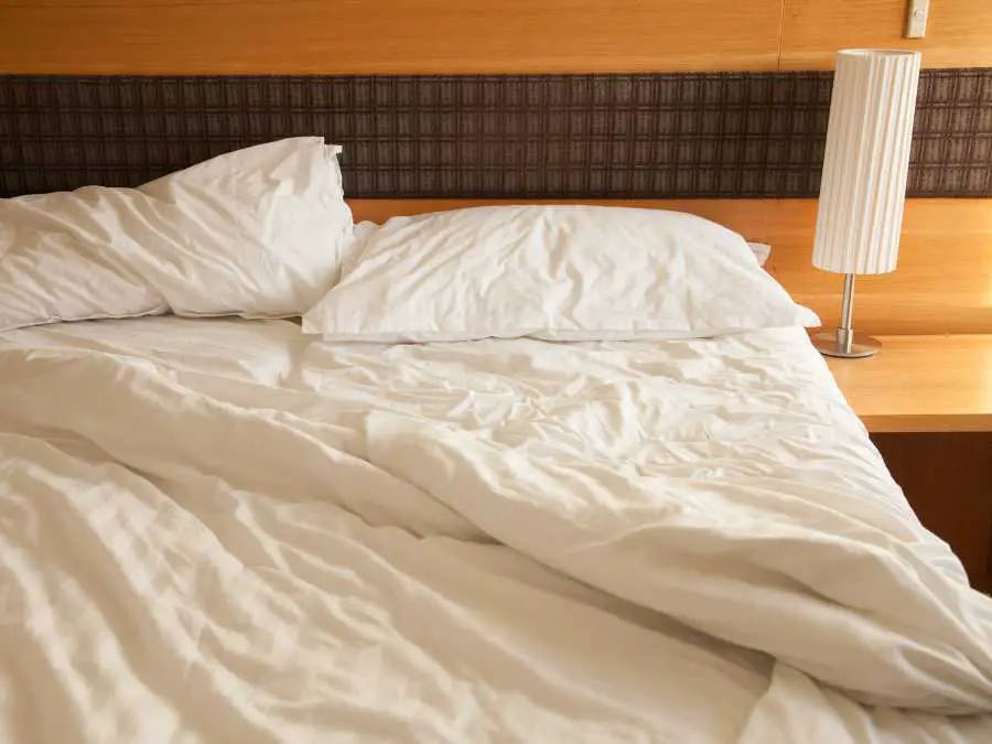 lightweight-breathable-bedding-ways-on-our-to-make-your-bedroom-cooler-without-ac