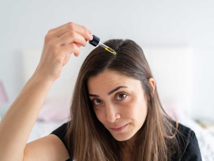 applying-conditioner-on-hair-to-achieve-no-heat-hairstyle-for-mom-uber-5-minute