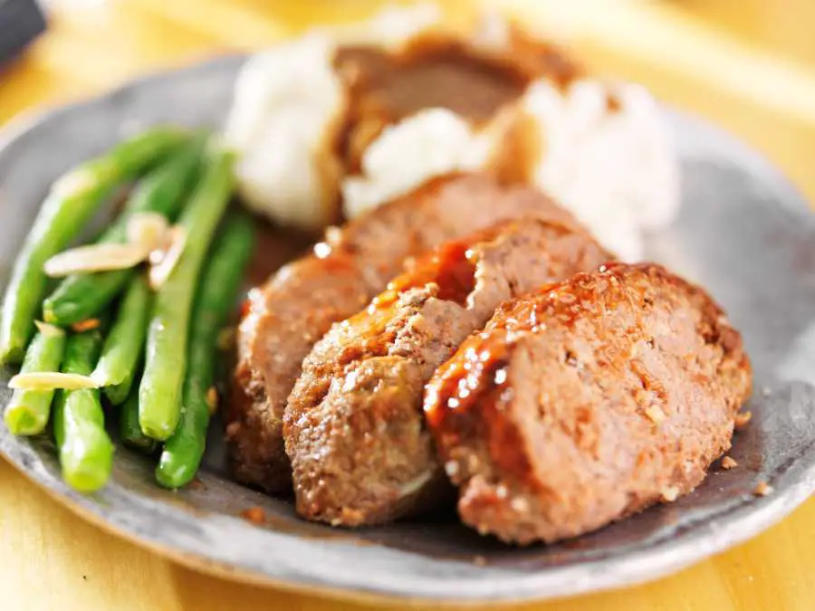 meat-loaf-packed-veggie-in-a-serving-plate