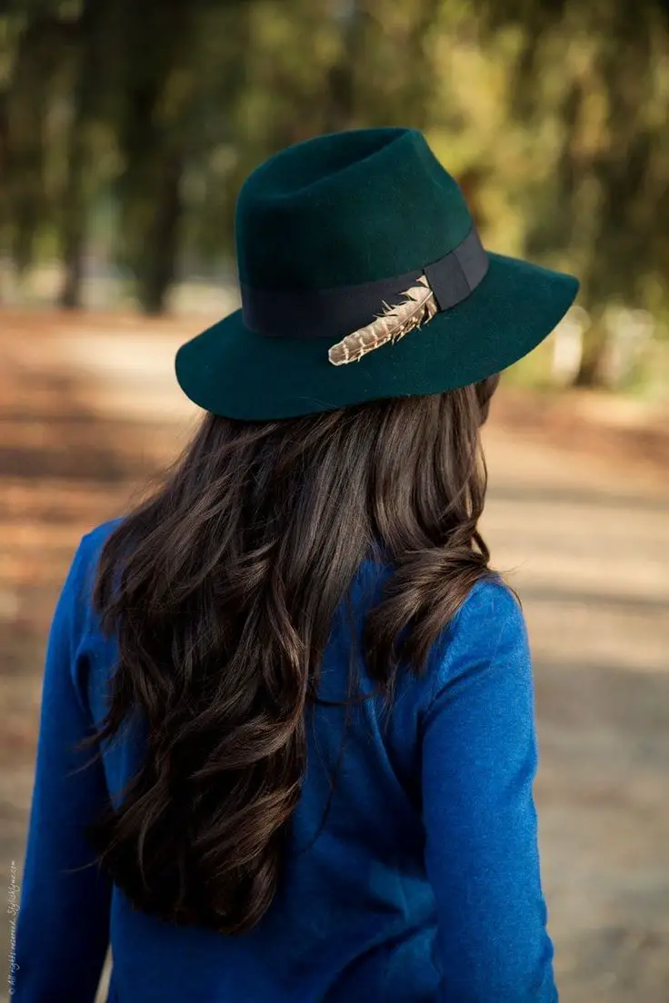 mom-wearing-a-cap-to-achieve-no-heat-hairstyle-for-mom-under-5-minute