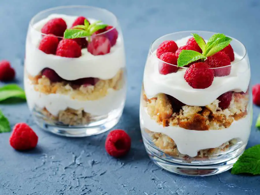yogurt-parfait-with-berries