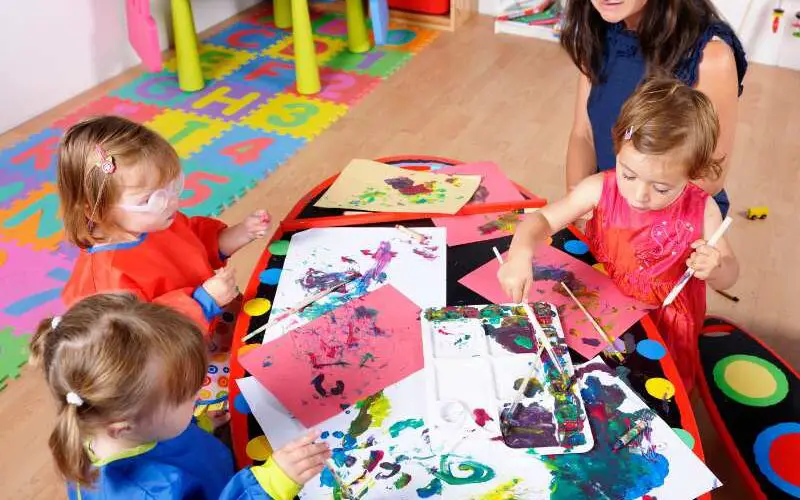 29 EASY TODDLER CRAFTS AT HOME