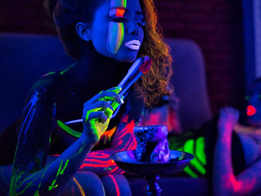 fluorescent-accents-ghoulish-halloween-decor-ideas