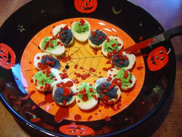 bloody-drip-spooky-halloween-deviled-egg