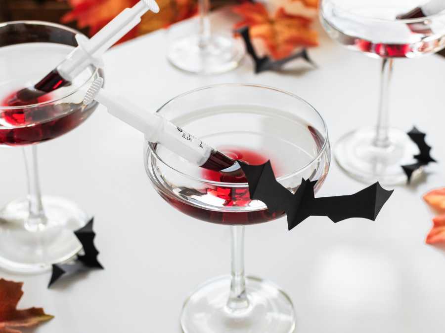 blood-syring-drink-diy-halloweeen-decor-ideas