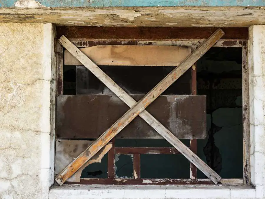 boarded-window-ghoulish-halloween-porch-decor-ideas