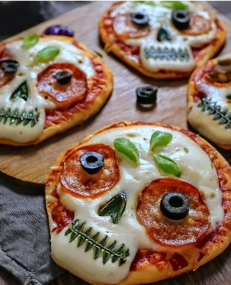 buffalo-mozzarella-fantastic-cheesy-halloween-pizza-skull