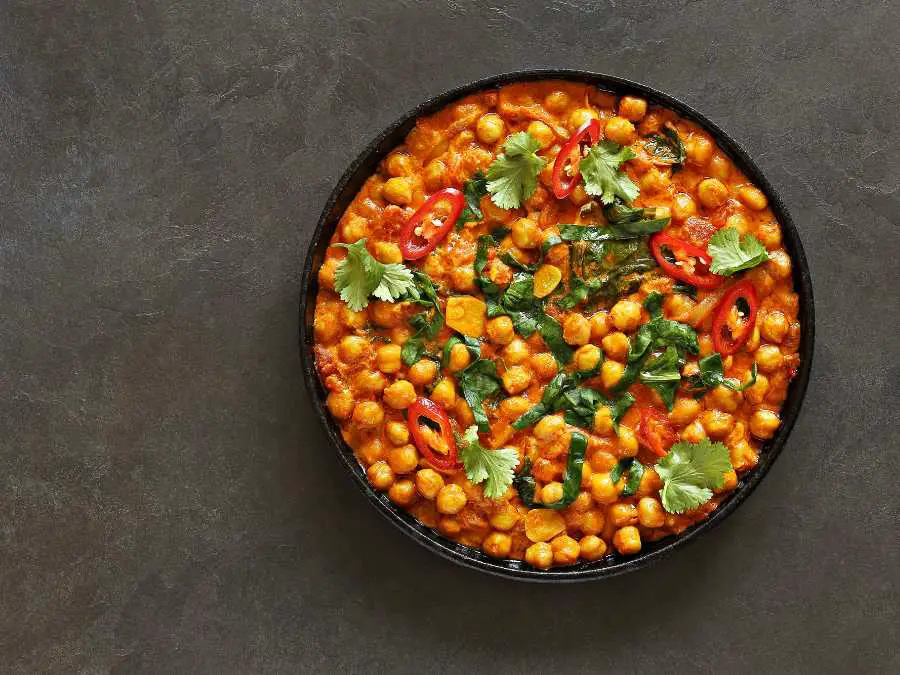 chickpea-spinach-garnish-with-tomato