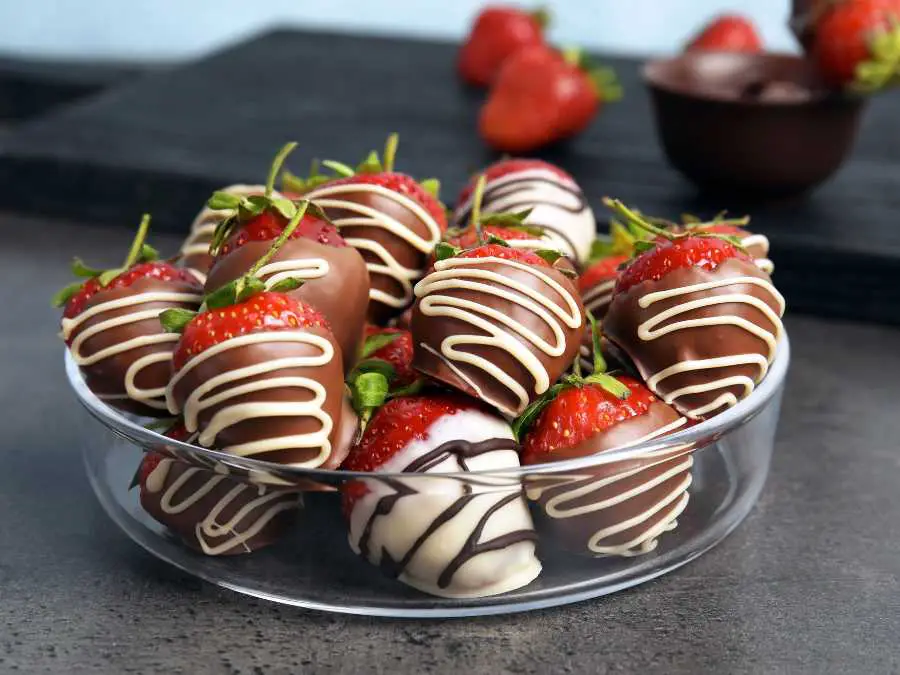 strawberries-covered-with-chocolate-homemade-dessert