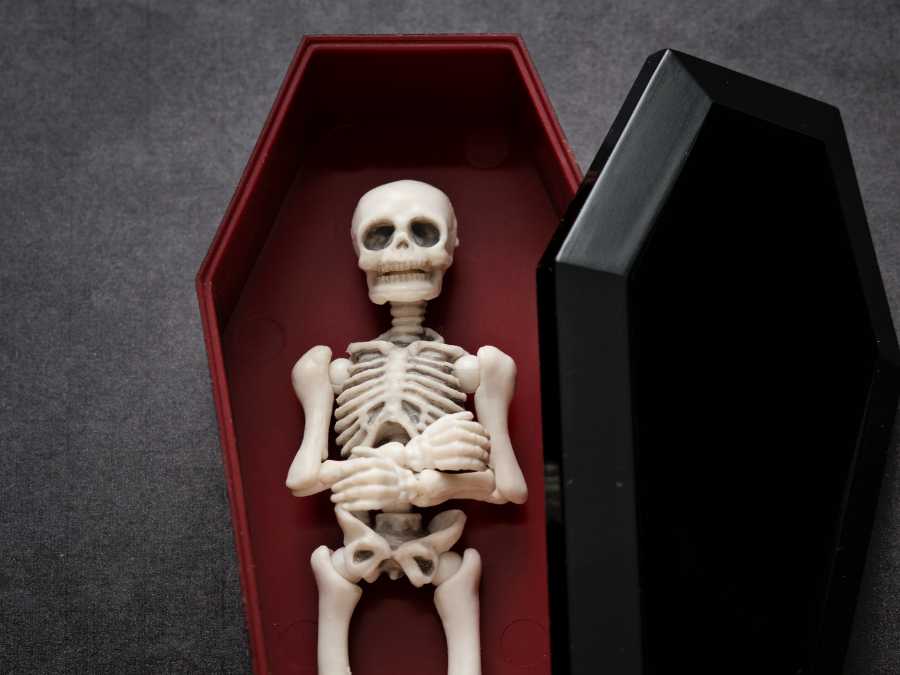 coffin-and-ghoulish-halloween-porch-decor-ideas