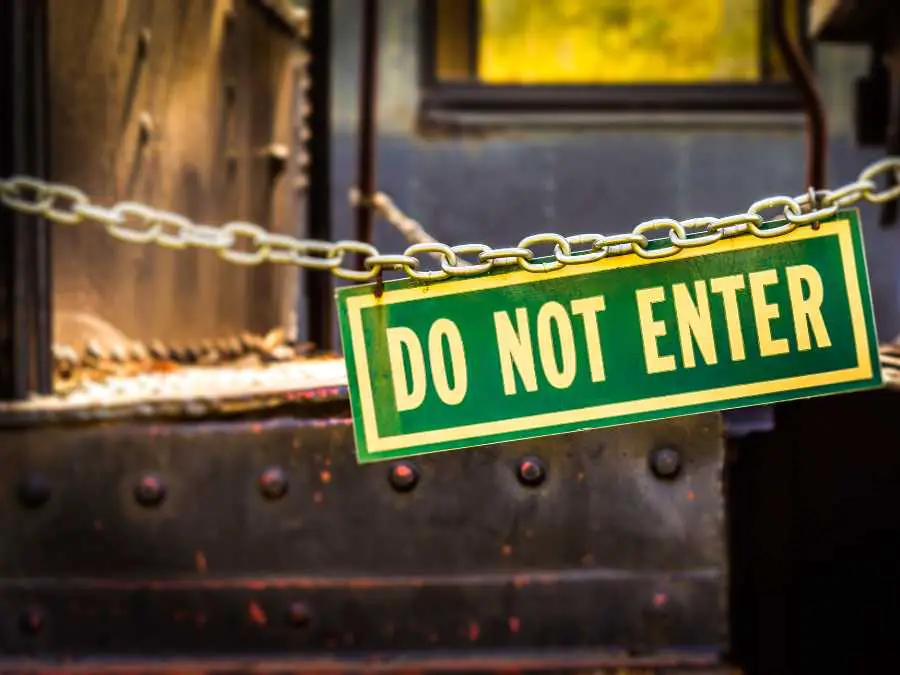 warning-signs-ghoulish-halloween-decor-ideas