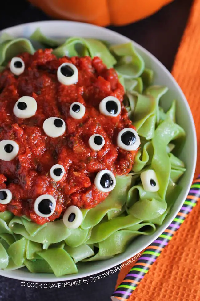 eyeball-pasta-ways-on-how-to-prepare-halloween-party-ideas