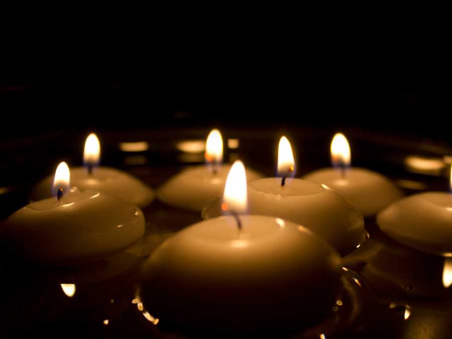 floating-candle-diy-halloween-decor-ideas