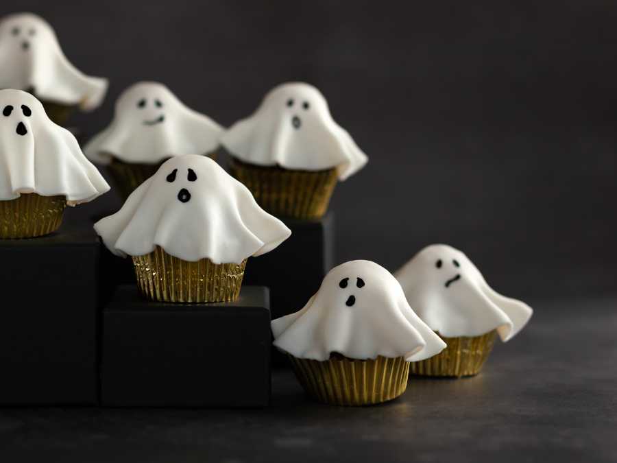 ghost-cupcake-ways-on-how-to-prepare-halloween-party-food