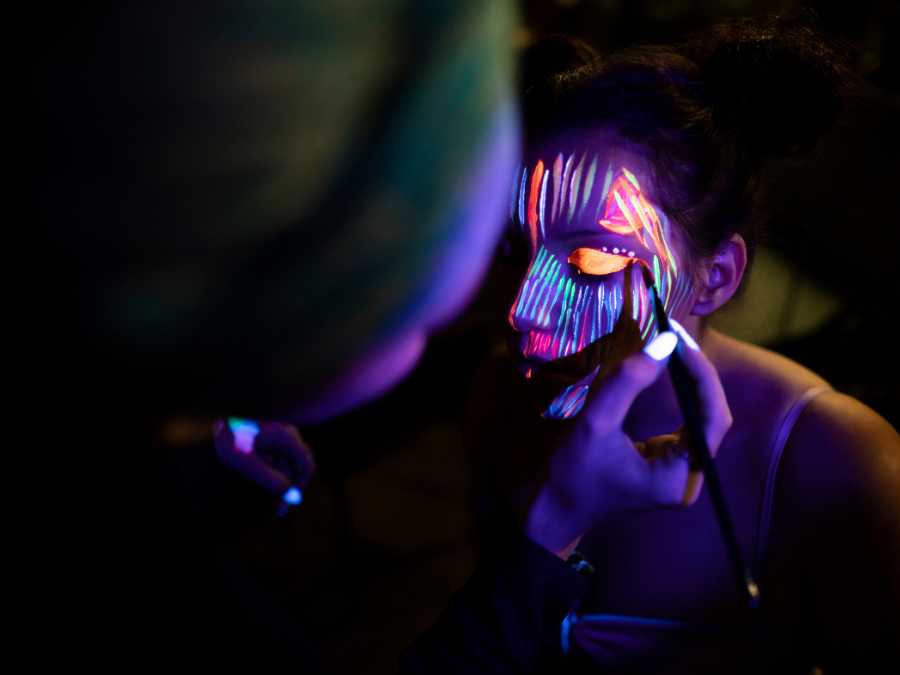 ghostly-glow-halloween-nakeup-ideas