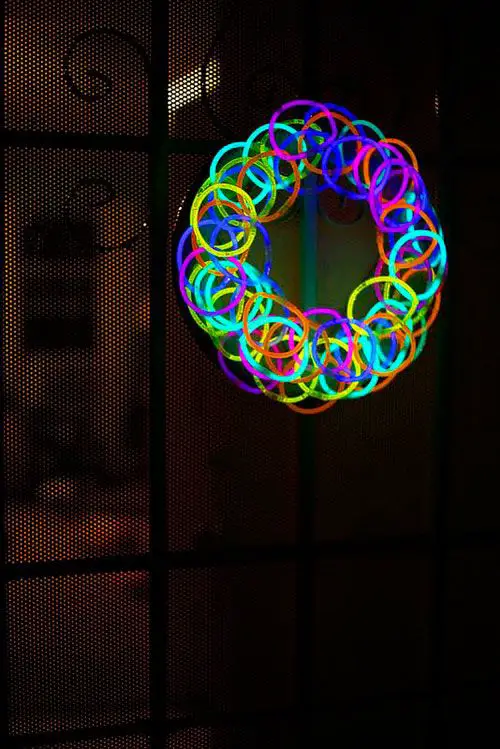 glow-in-the-dark-wreath-creative-halloween-wreath-ideas