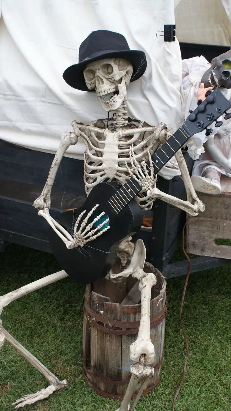 greeter-skeleton-and-ghoulish-halloween-porch-decor-ideas