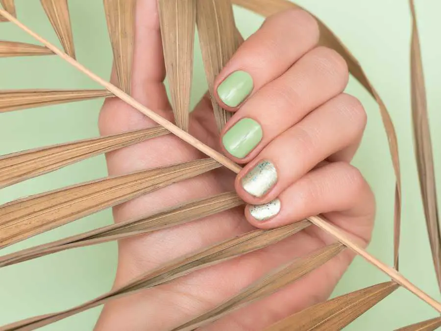 mint-green-summer-nail-design