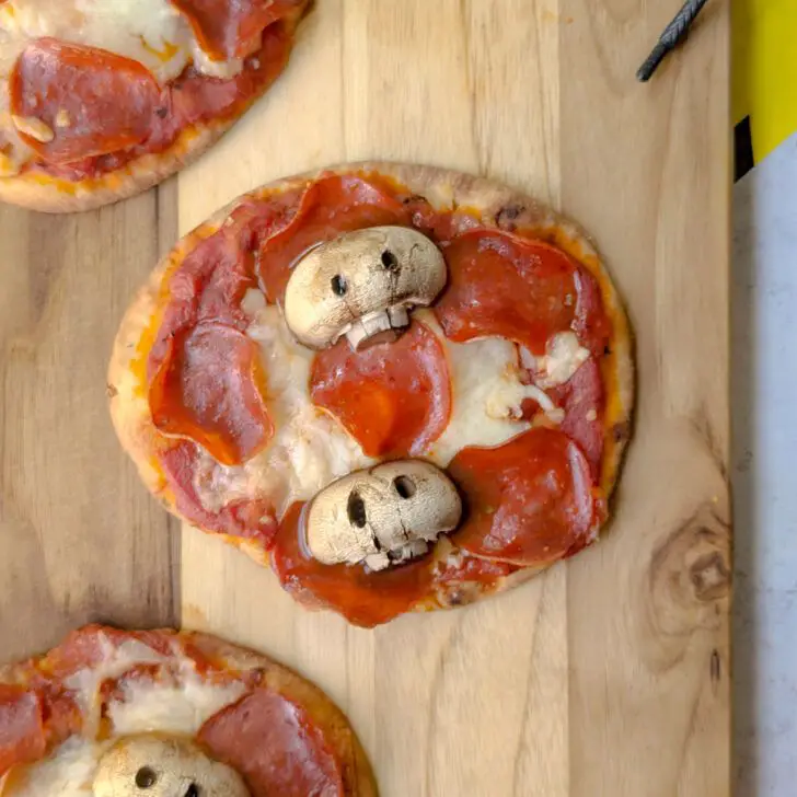 mushroom-pizza-fantastic-cheesy-halloween-pizza-skull