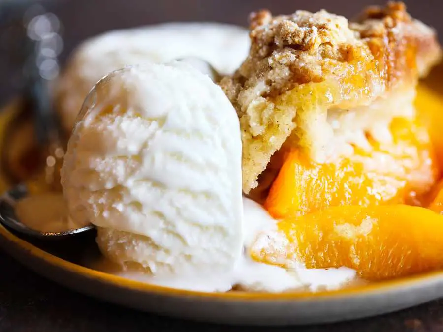 peach-cobbler-with-cream