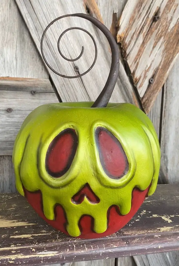 poison-apple-creative-halloween-wreath-ideas
