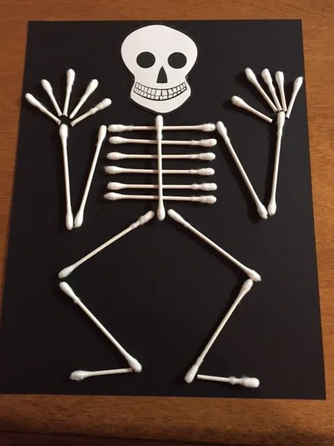 q-tip-skeleton-peasy-halloween-craft-for-kids