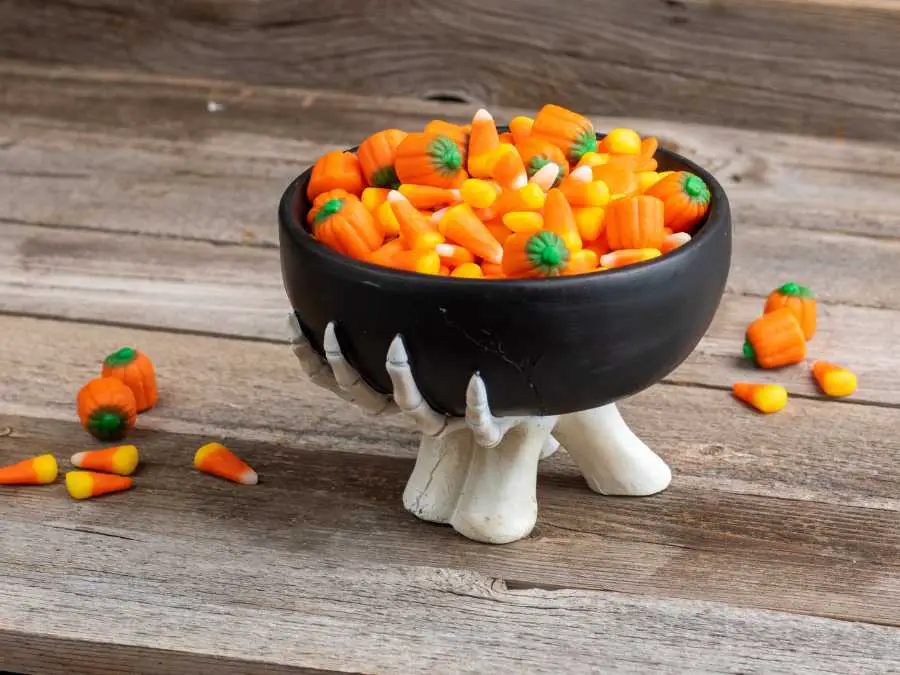 severed-candy-hand-diy-halloeween-decor-ideas