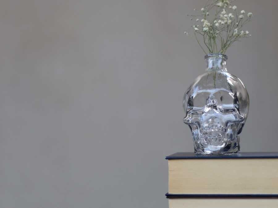 silver-skull-centerpiece-diy-halloween-decor-ideas