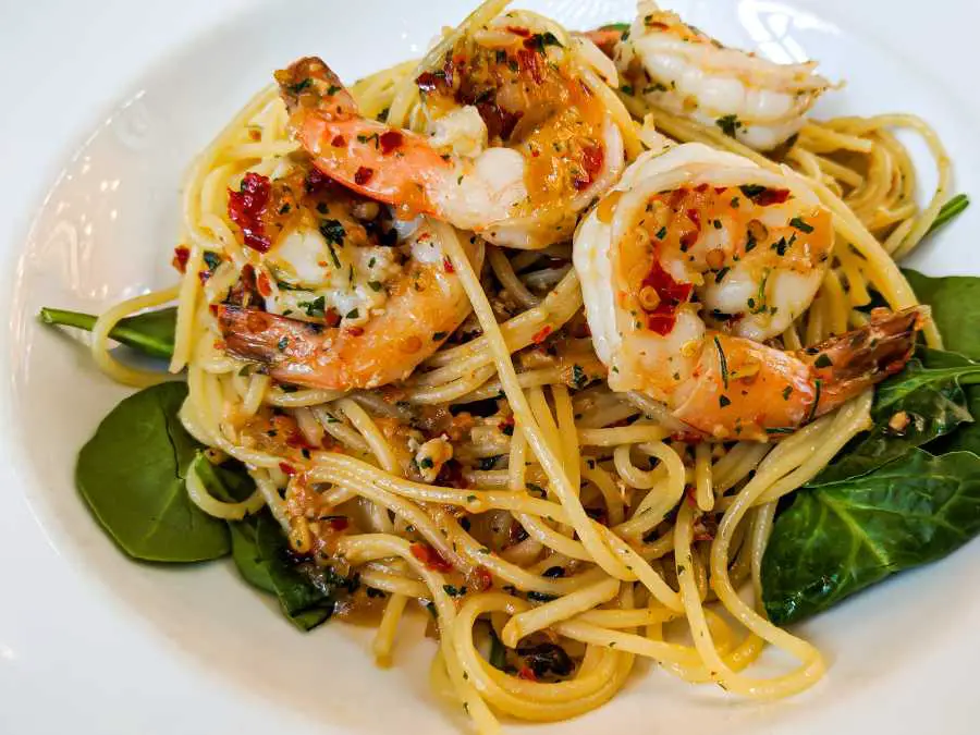 spaghetti-aglio-garnish-with-shrimp