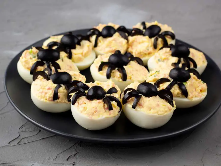 spooky-spider-halloween-deviled-egg