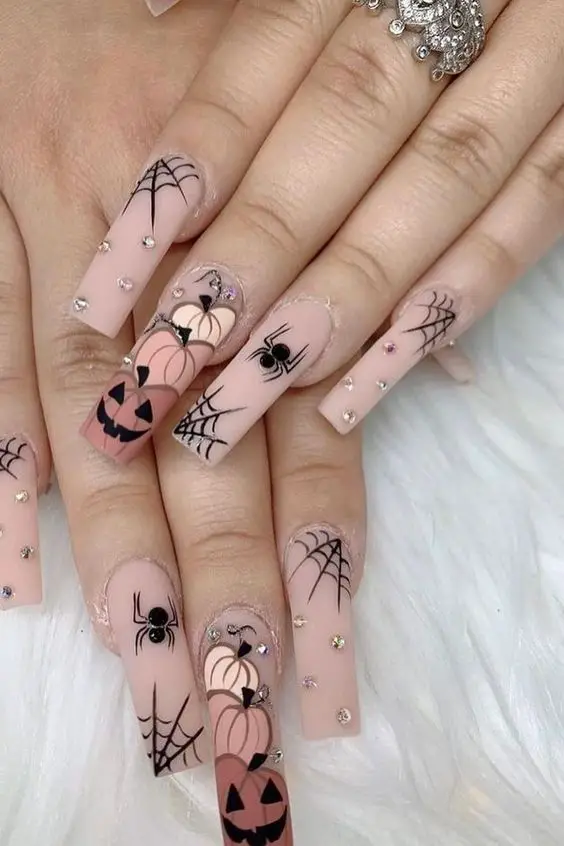 spider-nail-chic-halloween-nail-design