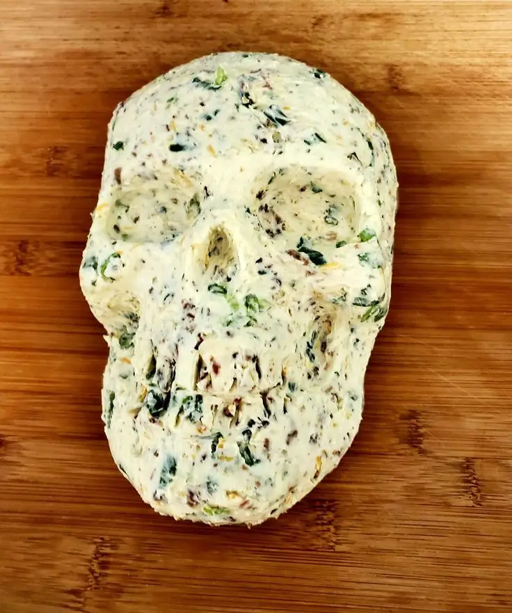 spinach-artichoke-fantastic-cheesy-halloween-pizza-skull