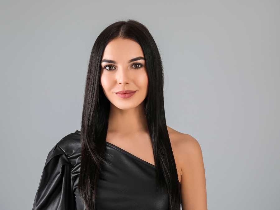 middle-parting-bridal-hairstyle