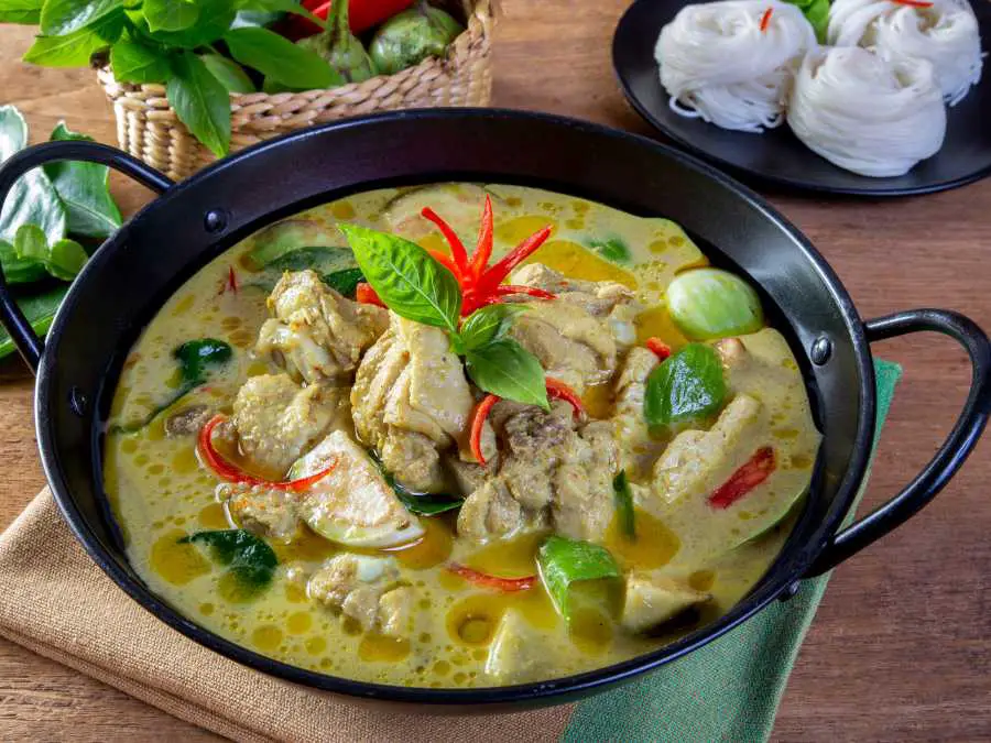 green-curry-chicken-sauce-one-pot-meal