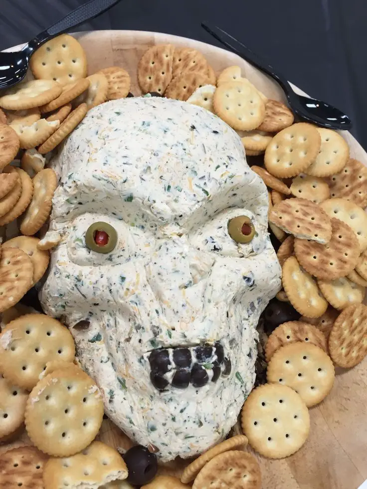 cheese-skull-with-biscuit-fantastic-cheesy-halloween-pizza-skull