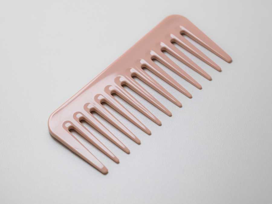 using-wide-comb-best-hair-growth-tip